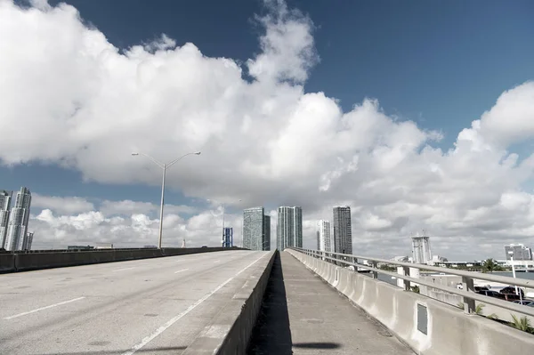 Αυτοκινητόδρομος με ουρανοξύστες στον ουρανό — Φωτογραφία Αρχείου