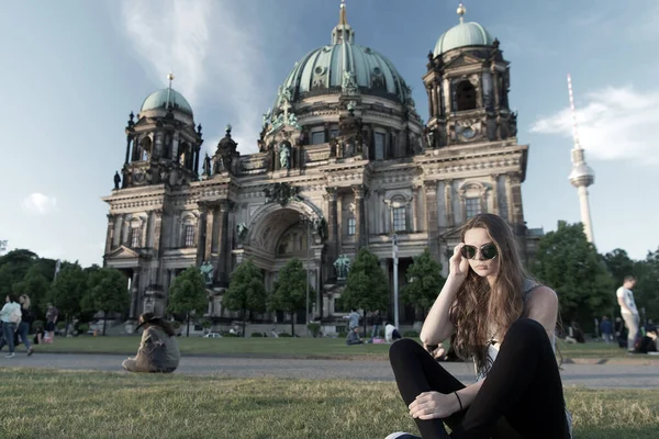 Симпатичная девушка, сидящая перед Берлинским собором в зонтиках. — стоковое фото