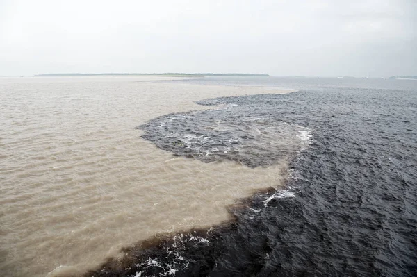 与rio del negro在brazil-amazon河相遇的水 — 图库照片