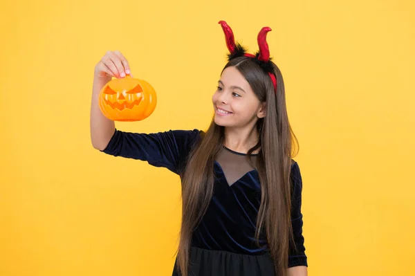 Halloween meisje in rood imp hoorns spelen truc o traktatie houden pompoen jack o lantaarn, gelukkig Halloween traditie — Stockfoto