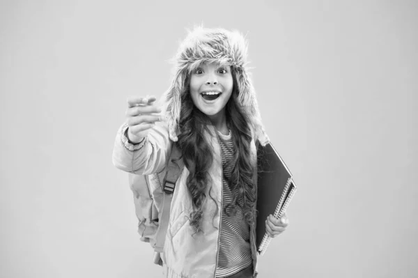 Exames finais. Dia de chegada. Termo académico. Semestre de Inverno. Adolescente com mochila e livros. Uma estudante elegante. Menina pouco estudante elegante levar mochila. Estudante vida diária. Educação moderna — Fotografia de Stock