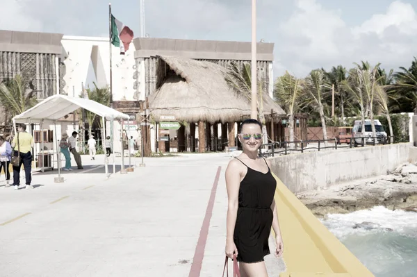 Woman in sunglasses stand on quay, Costa Maya, Mexico — Stock Photo, Image