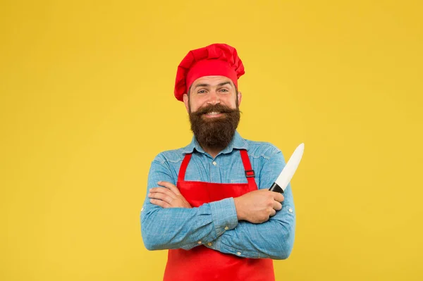 Hipster-Koch hackt und würfelt mit professionellem Messer — Stockfoto