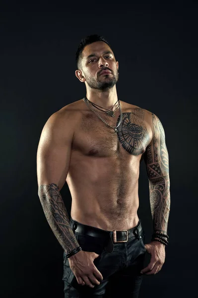 Sport e fitness. Mascolinità. Torso muscolare. Uno sguardo allettante. Uomo barbuto con busto tatuato. Macho sexy torso nudo. Modello adatto con arte del tatuaggio sulla pelle. Sportivo o atleta con barba e capelli — Foto Stock