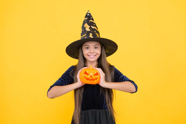 Boldog boszorkány gyermek sütőtök Jack o lámpás viselni jelmez varázsló halloween party, halloween hagyomány — Stock Fotó