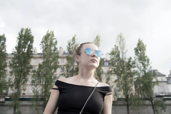 Egy nő szexi mellényben Párizsban, Franciaország. Egy érzéki nő napszemüveget visel a városképen. Vándorlás vagy nyaralás és utazás koncepciója. Nyári divat és stílus — Stock Fotó