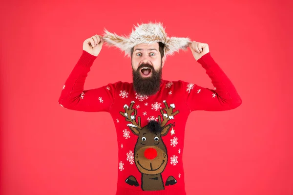 Capa para arriba con elementos esenciales de invierno. Feliz año nuevo. Únete a fiesta. Traje de invierno. Suéter de Navidad. Hipster barbudo hombre llevar jersey de Navidad y sombrero. Tradición navideña. Espíritu y ambiente navideños — Foto de Stock