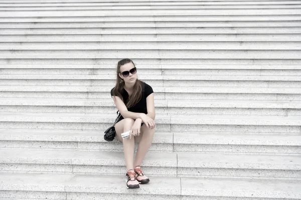 Guia turístico excursão turística. Ideias de férias. Férias na cidade grande. Mulher relaxante. Horário de funcionamento do museu. Menina turista sentar e esperar nas escadas. Pronto para explorar a cidade. Conceito de férias e viagens — Fotografia de Stock