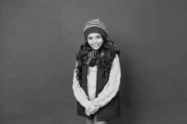 Eğlence için kış fikirleri. Moda dükkanı. Mutlu bir çocukluk. Çocuklar için kış modası. Kış tatilin kutlu olsun. Sıcak ve mutlu hissediyorum. Neşeli, güler yüzlü hippi çocuk. Uzun saçlı, şık elbiseli.