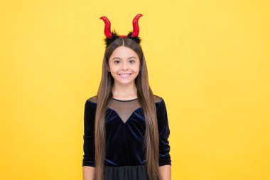 Mutlu çocuk Cadılar Bayramı partisinde şeytan boynuzu kostümü giyer, mutlu cadılar bayramı