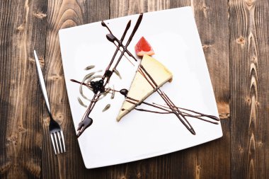 Çikolata çizgileri, yaban mersini ve greyfurt üçgenli tatlı.