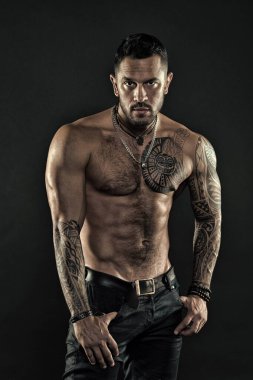 Güçlü ol. Vücut dövmesi olan kaslı bir vücut geliştirici. Atletik erkek karın kasları gösterir. Fitness modeli üstsüz. Sağlık hizmeti yaşam tarzı. Vücut kasları güçlü. Vahşi erkeksi güzellik. Maço. vahşi ve seksi