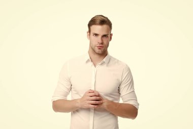 Düzenli çocuk. Beyaz yakalı işçi. Resmi kıyafet yönetmeliği. Erkek giyim tarzı. Yakışıklı ofis çalışanı. Katiplik ve ortadaki zincir yönetimi. Adam iyi giyimli resmi gömlek beyaz arka plan