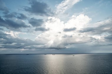 Bulutlu gökyüzünde gemiler
