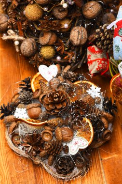 Ahşap arka planda masa dekorasyonu. Firavun ağacı konileri, fındıklar, meşe palamutları