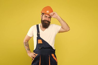Zanaatkar, başını kaskın içinde güvende tut. Bina geliştirme ve yenileme. Acımasız erkek ressam çalışmaya hazır. İşinizi seçin. En iyi özelliğimiz. Üniformalı mühendis. Başlık takan adam.