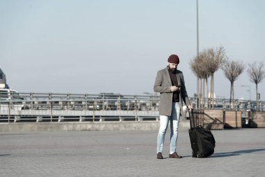 Sakallı moda adamı. Erkek berber bakımı. Bıyıklı, vahşi, beyaz bir hippi. Sakallı adam. Sakallı, olgun bir hippi. İş seyahati. seyahat ve macera