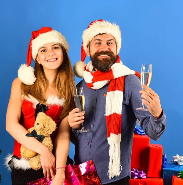 Homme à la barbe et femme aux visages joyeux sur bleu — Photo