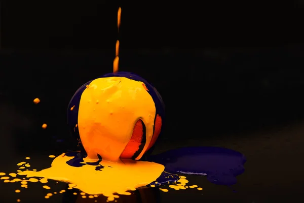Portakal meyvesine boya sıçraması. Portakal mı greyfurt mu? — Stok fotoğraf