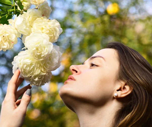 Concepto de naturaleza y flor. Mujer con cara romántica —  Fotos de Stock