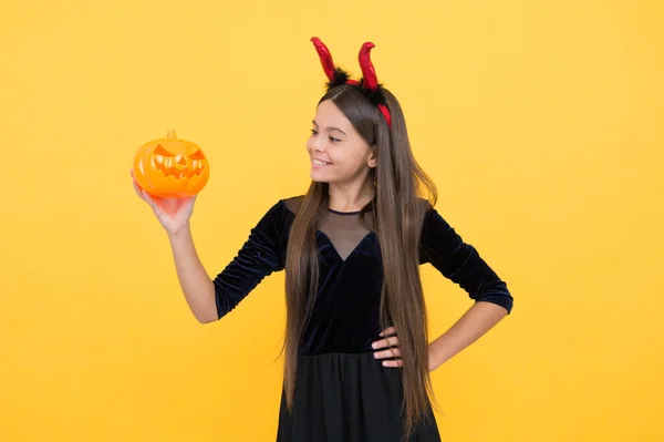 Halloween enfant en rouge cornes imp jouer tour o traiter tenant citrouille jack o lanterne, halloween jack o lanterne — Photo