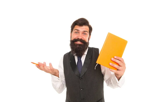 Doutant de sa connaissance. Un barbu tient un livre et un stylo. Préparation à l'examen. Lecture et écriture. Retour aux fournitures scolaires. Devoir. Journée du savoir. Éducation formelle — Photo