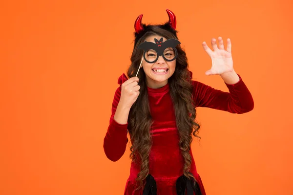 Espantosa chica aterradora en traje de cuerno de imp a Halloween con gafas de fiesta divertidas, Halloween espeluznante —  Fotos de Stock