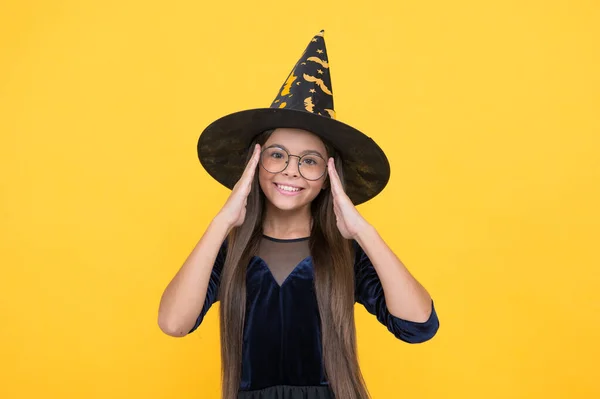 Il va à l'école de sorcier. sorcellerie et enchantement. vacances d'automne d'enfance. fille prête à célébrer. fête costumée amusant. Joyeux Halloween. enfant souriant en chapeau de sorcière et lunettes — Photo