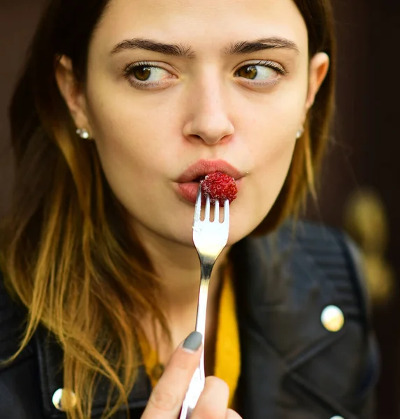 Wanita memegang garpu makanan penutup dengan raspberry dekat mulut — Stok Foto