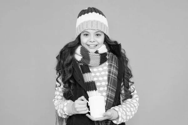 Heißgetränk. Idee zur Erwärmung. Glückliches Mädchen Hipster. Kinderwintermode. Kinderwarme Strickwaren. Baby-Teetasse vorhanden. Wärmendes Getränk. Heißen Kakao trinken. Heiße Schokolade Rezept. Dessertkonzept. Kaffeepause — Stockfoto