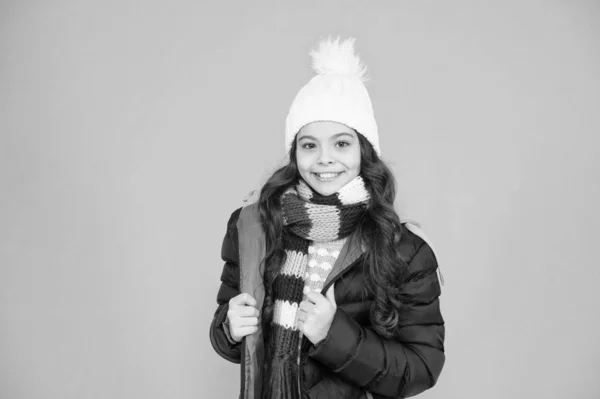 Desportos de Inverno. Compras da estação fria. Criança de casaco quente acolchoado. Moda sazonal. Boas férias de inverno. Moda menina roupas de inverno. Tendência moda. Criança usa chapéu e casaco fundo azul — Fotografia de Stock