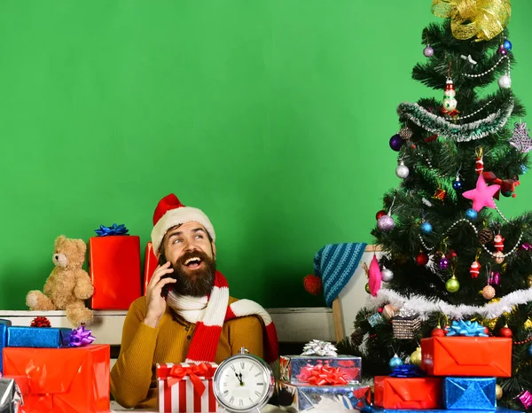 산타 클로스가 녹색 배경으로 핸드폰으로 이야기하는 모습 — 스톡 사진