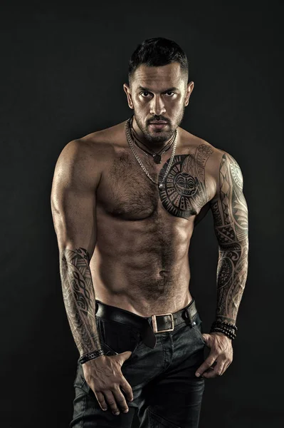 Sê forte. fisiculturista muscular com tatuagem corporal. Homem atlético mostra músculos abdominais. modelo de fitness topless. estilo de vida saúde. corpo abdominais fortes. Beleza masculina selvagem. Macho. brutal e sexy — Fotografia de Stock