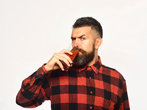 Rolnik z surową twarzą pije szklankę świeżego czerwonego soku — Zdjęcie stockowe