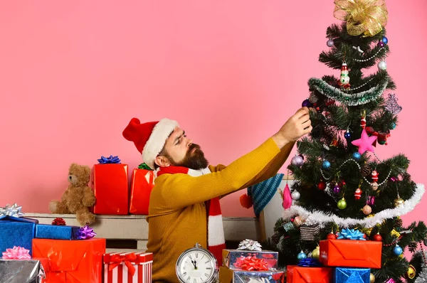 Ο Άγιος Βασίλης στολίζει χριστουγεννιάτικο δέντρο. Άντρας με γενειάδα και πυκνό πρόσωπο — Φωτογραφία Αρχείου