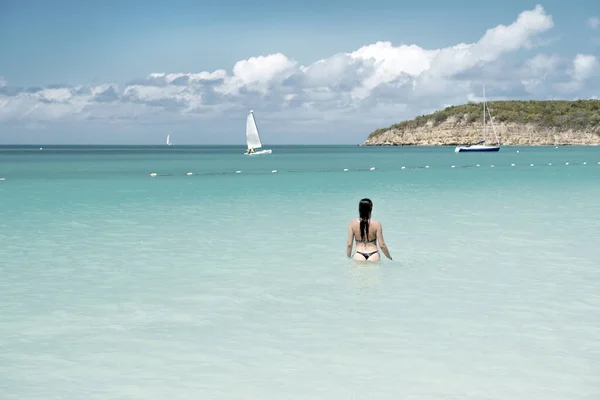 Zmysłowa dziewczyna w sexy bikini na plaży morskiej w Antigua — Zdjęcie stockowe