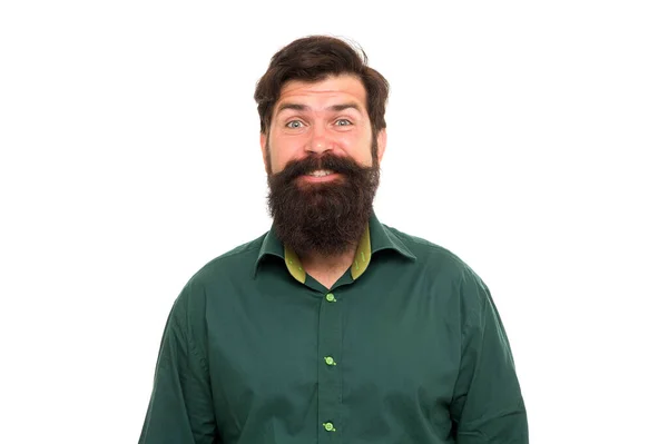 Feliz hipster con el pelo largo de la barba y elegante corte de pelo sonrisa con aspecto brutal aislado en blanco, barbería — Foto de Stock