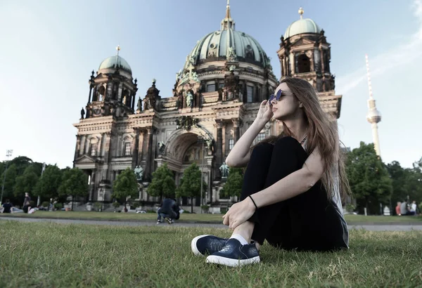 Όμορφη αγρυπνία μπροστά από τον καθεδρικό ναό του Βερολίνου φορώντας γυαλιά ηλίου — Φωτογραφία Αρχείου