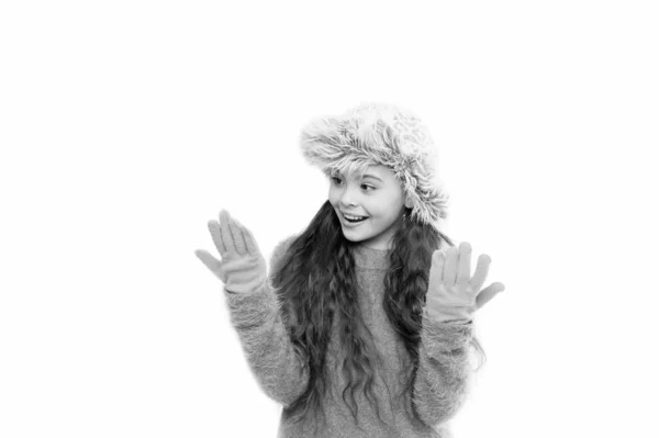 Calienta mis manos. su suéter de punto favorito. niñez sana activa. calor invernal. Moda infantil. niño alegre aislado en blanco. listo para el frío del invierno. sombrero de orejera niña pequeña y guantes — Foto de Stock