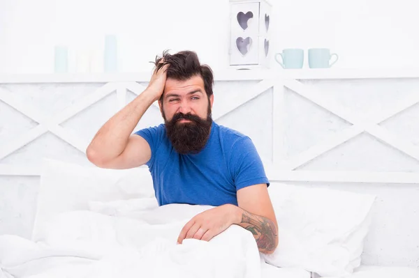 Sorglig och upprörd man vaknar upp på morgonen med huvudvärk, smärta och hälsa — Stockfoto