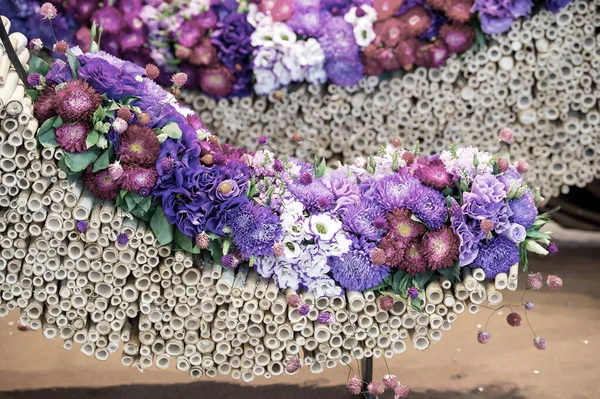 Bouquet di fiori su bastoncini di bambù — Foto Stock