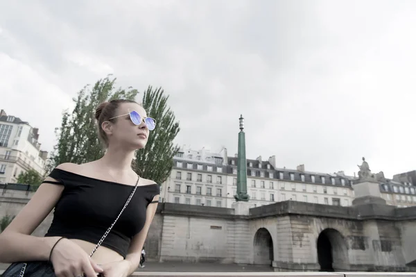 Mulher sensual usa óculos de sol na paisagem urbana. Mulher de colete sexy em Paris, França. Wanderlust ou férias e conceito de viagem. Moda e estilo de verão — Fotografia de Stock