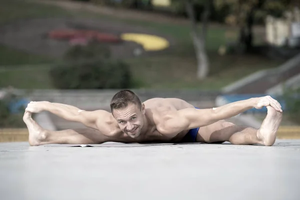 Uomo atletico che fa asana yoga nel parco — Foto Stock