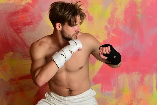 Boxeador o karate practica artes marciales. — Foto de Stock