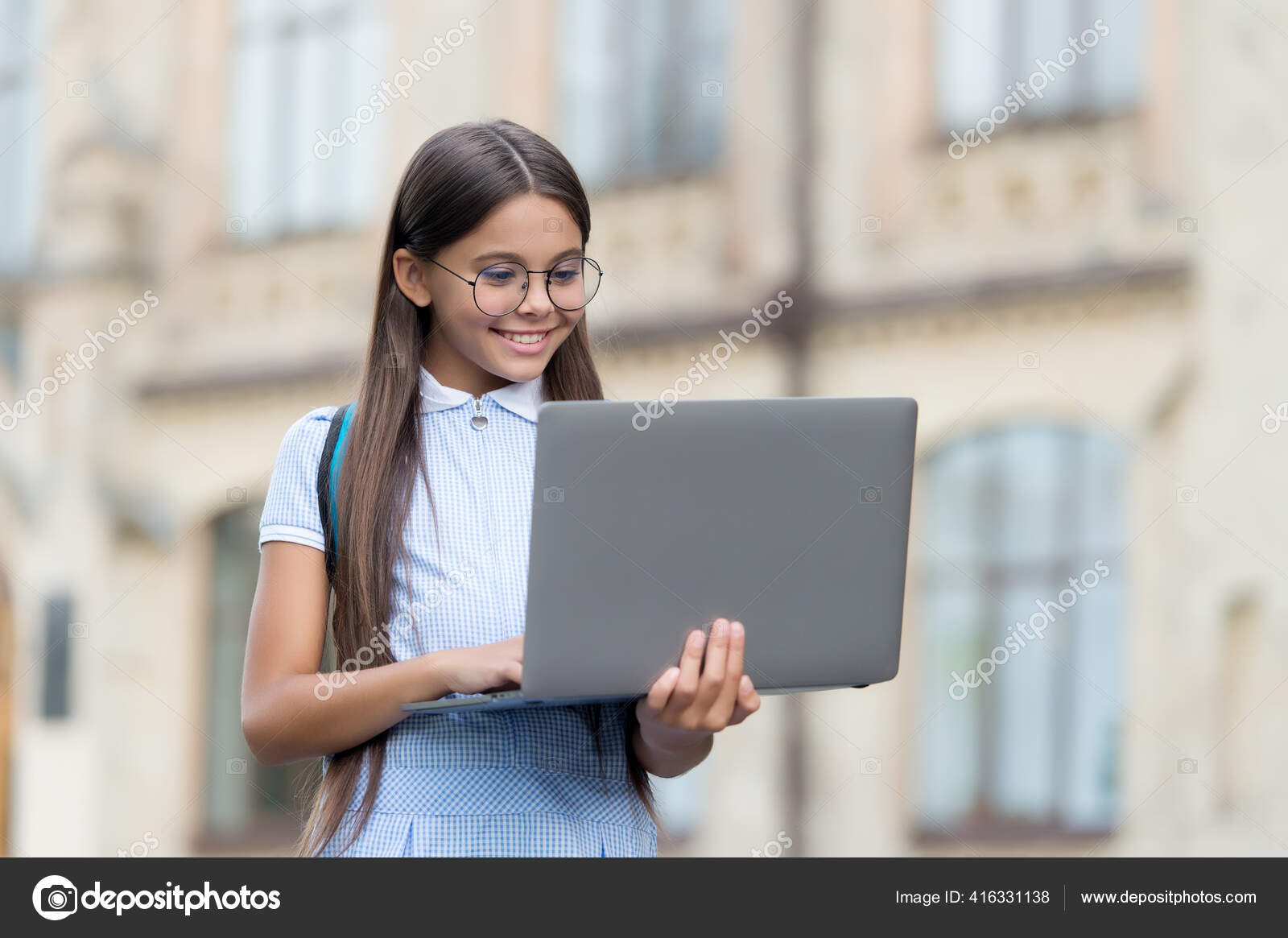 Futuro programador de sucesso. Dia do conhecimento. criança aprendendo  lição privada. blogues infantis. menina sorridente feliz com laptop.  Comecem. criança jogando jogo de computador. de volta à escola. educação  online fotos, imagens