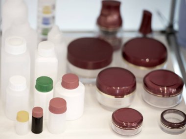 boş güzellik ürünleri plastik şişeler