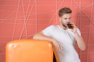 Maço ile sabah konsepti mutfakta çay ya da kahve içmek. Sabah içkisi.