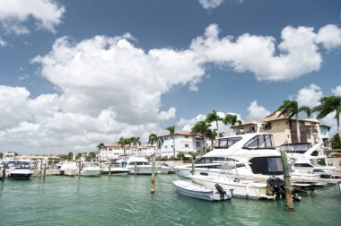 Bulutlu gökyüzü ile koyda yatlar