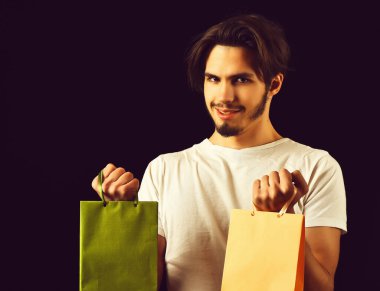 Gülümseyen yakışıklı sakallı adam