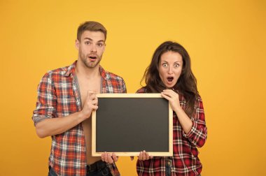 İnanabiliyor musun? En büyük çevrimdışı ve online alışveriş günü. Parti davetiyesi. Aile zamanı. Alışveriş indirimleri. Alışveriş konsepti. Birkaç kopya alanı. Bekar insanların tanışması için.